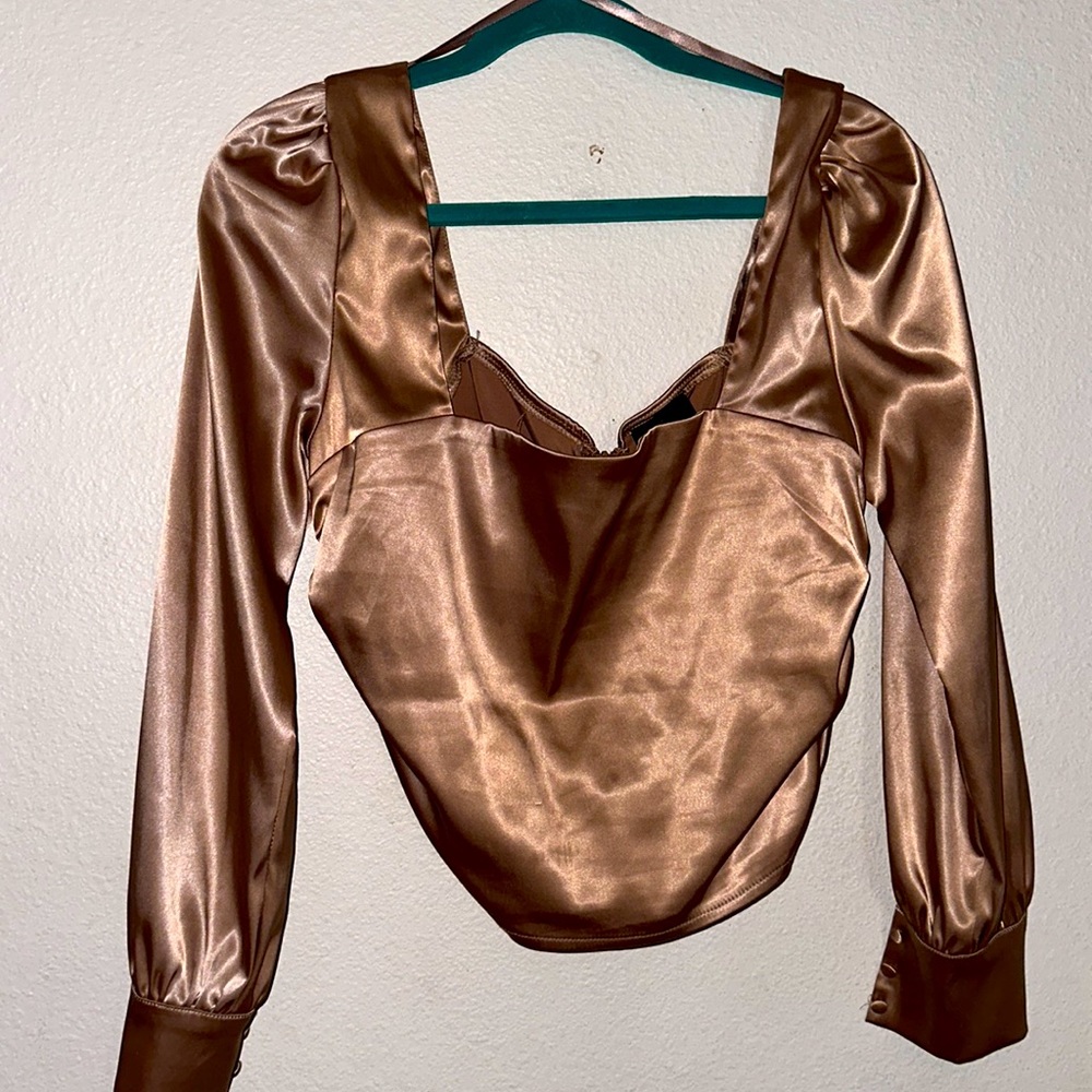 Silky top, loose on the arms buttons in the wrist hugs the body